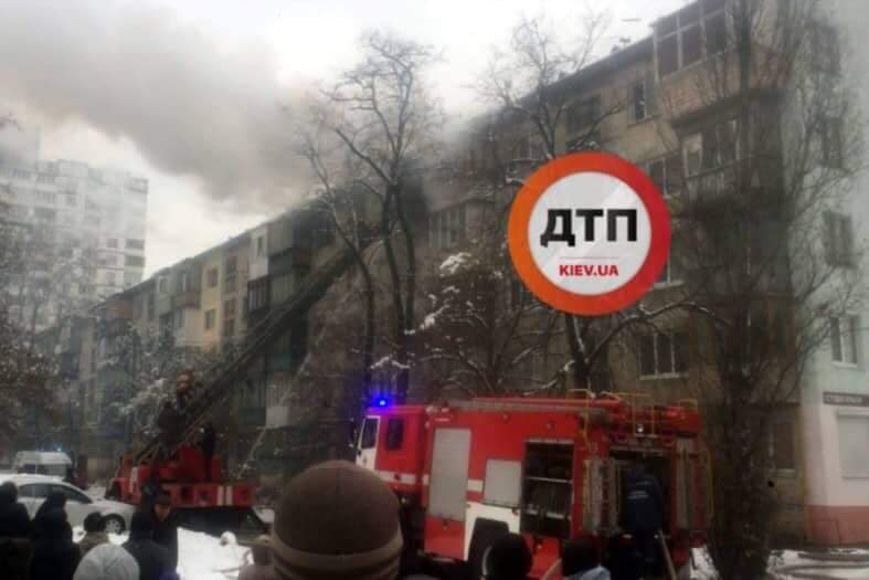 В Киеве – пожар, горит жилой дом