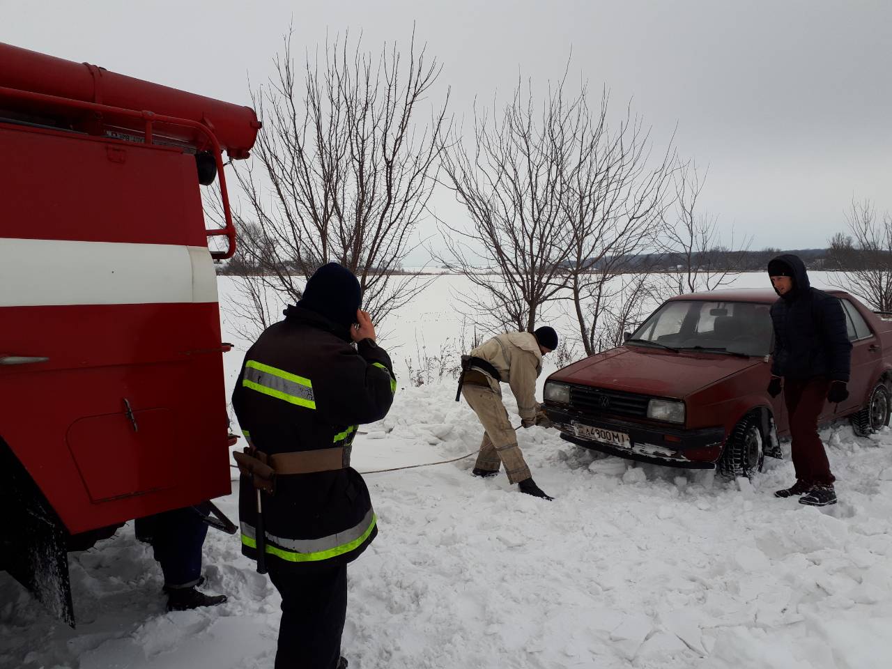 В снегу под Киевом застряла машина с детьми