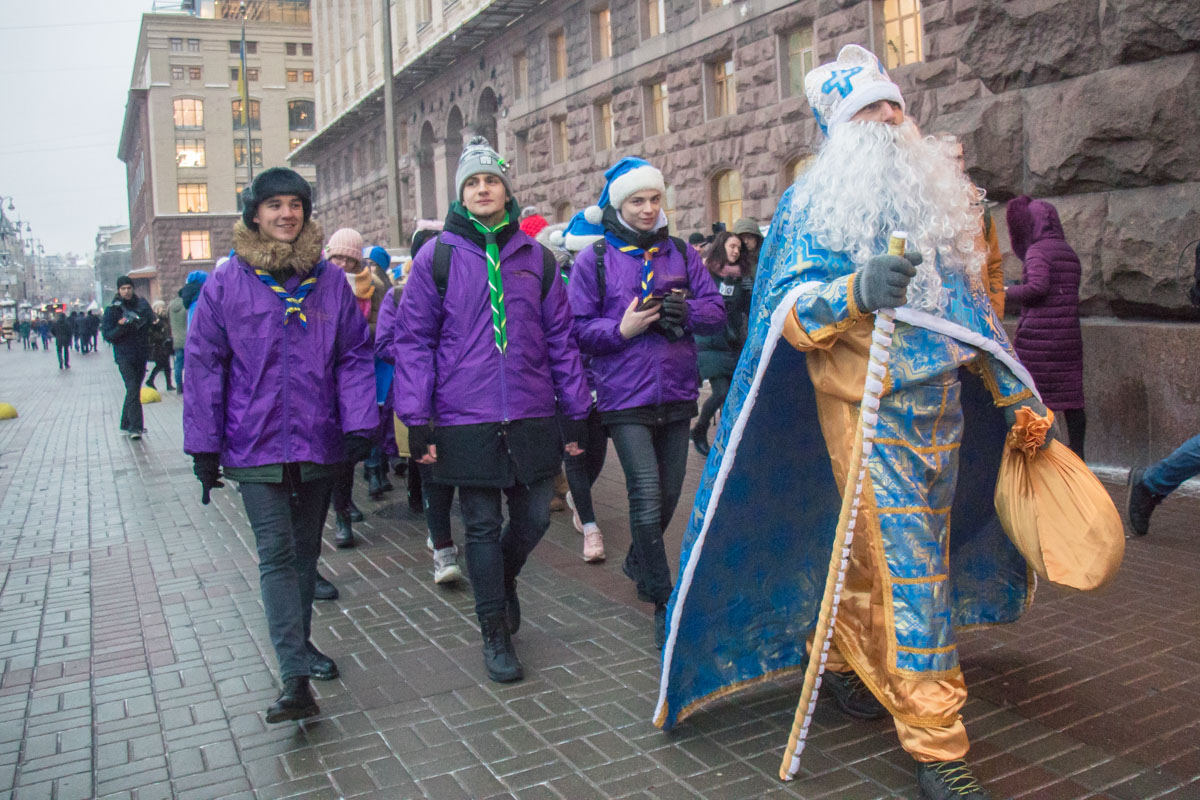 По Киеву прошел рождественский парад