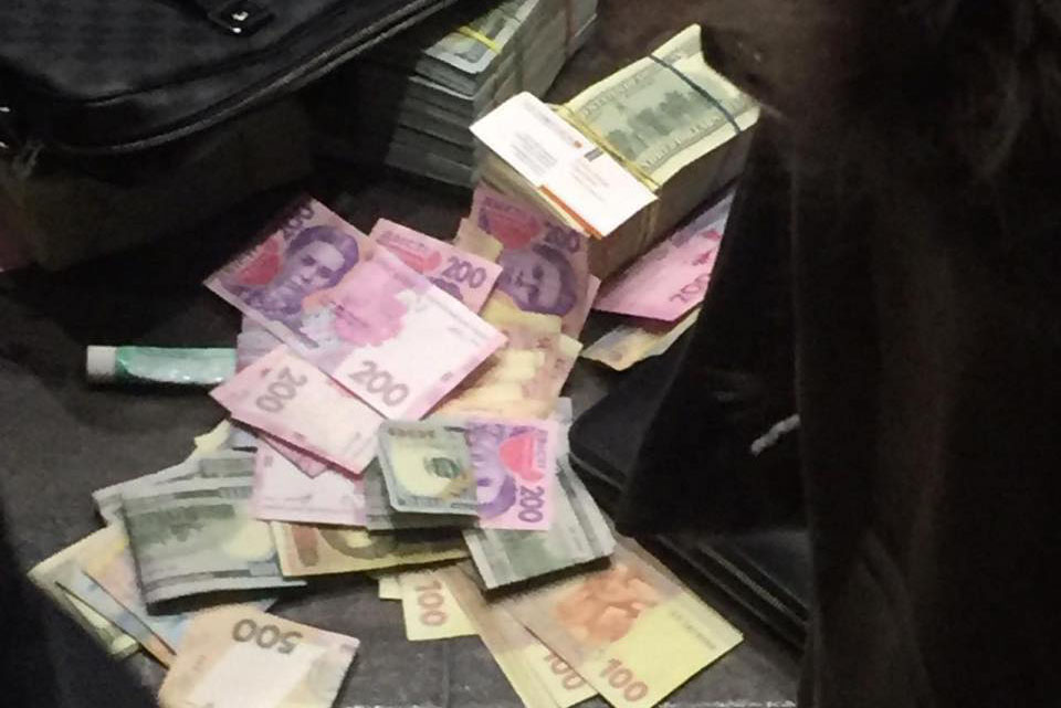 В Киеве пачки денег швыряли в окно