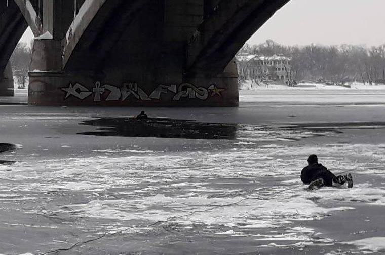 Появилось видео, как из реки доставали упавшего с моста Метро мужчину
