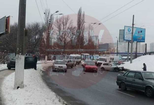 В Киеве – тройное ДТП, машины разбросало по дороге