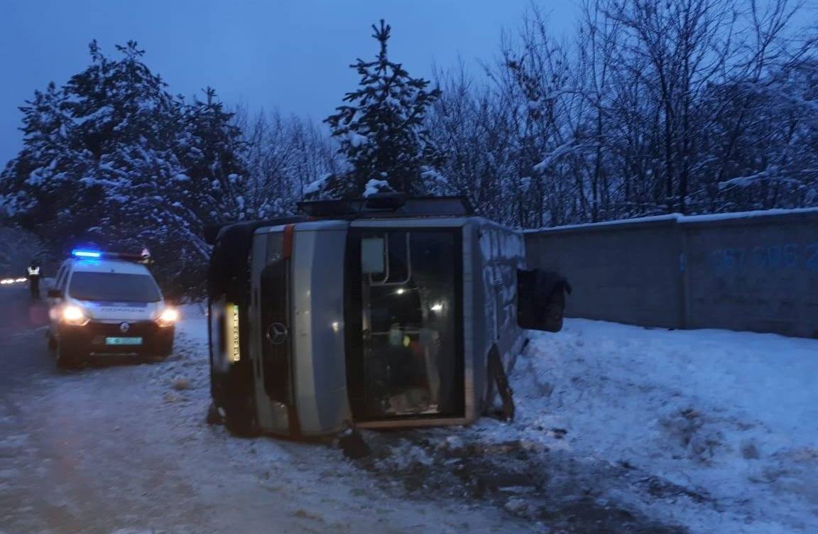 На трассе под Киевом перевернулся автобус с пассажирами