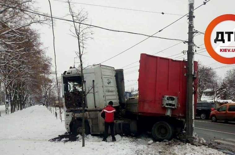 В Киеве - серьезное ДТП, машина вылетела в столб