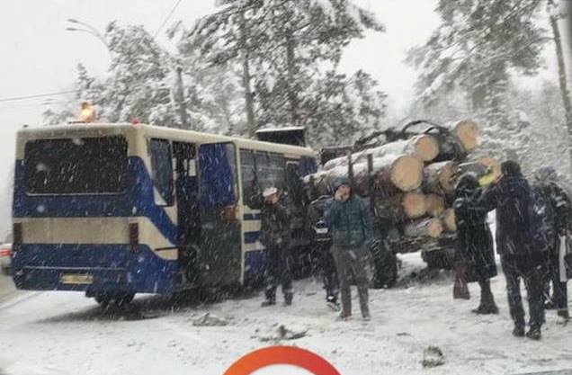 На трассе под Киевом в ДТП попала маршрутка с пассажирами