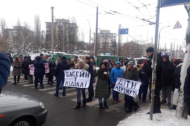 На Нивках протестующие перекрыли дорогу