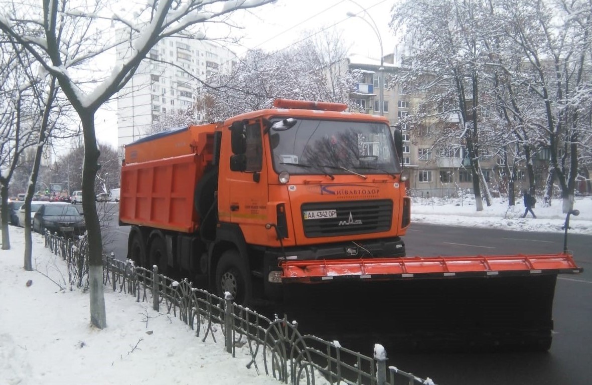 На улицы Киева вывели спецтехнику