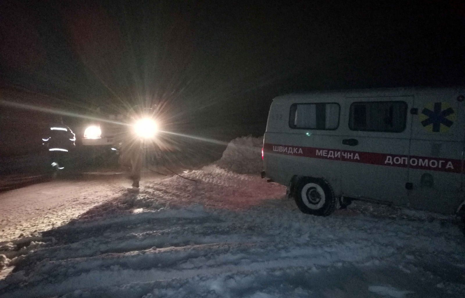 В снегу под Киевом застряла скорая