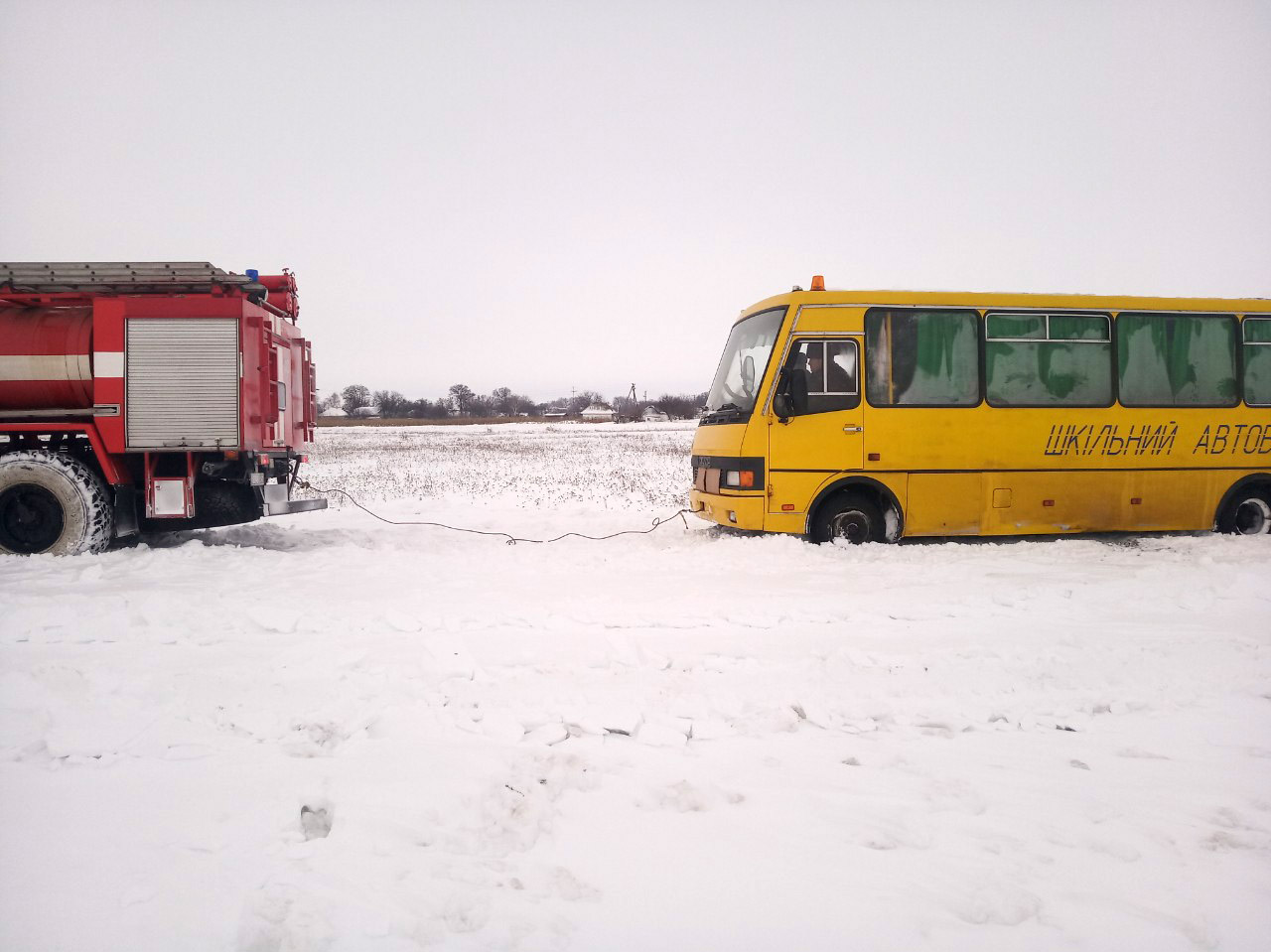 Под Киевом в сугробах увяз школьный автобус с детьми (видео)