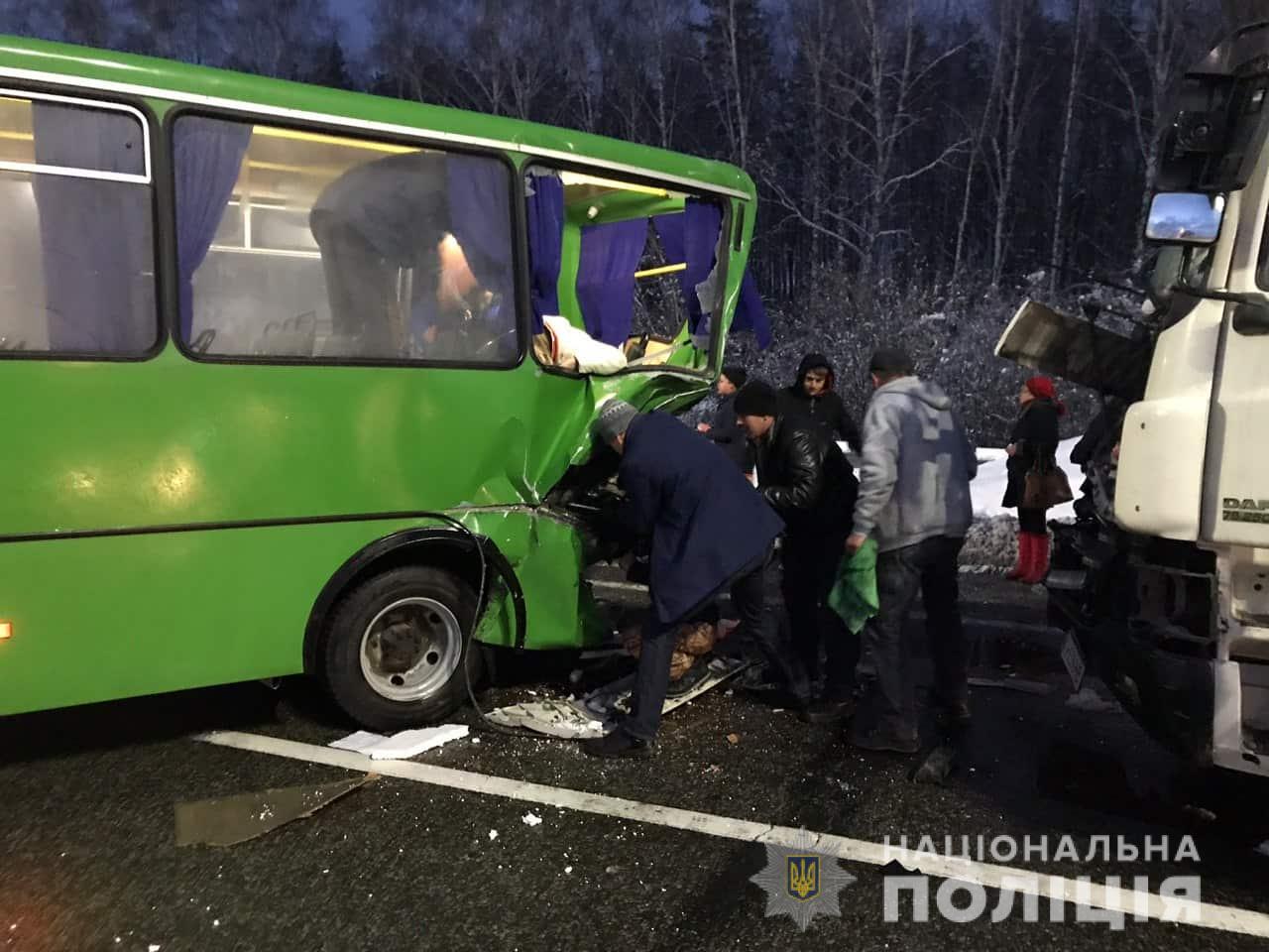 В ДТП под Киевом попала маршрутка, много пострадавших