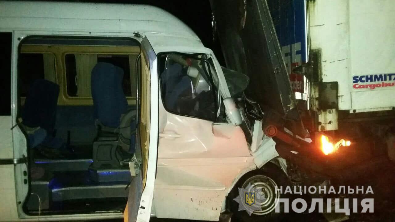 На киевской трассе маршрутка врезалась в грузовик, много пострадавших