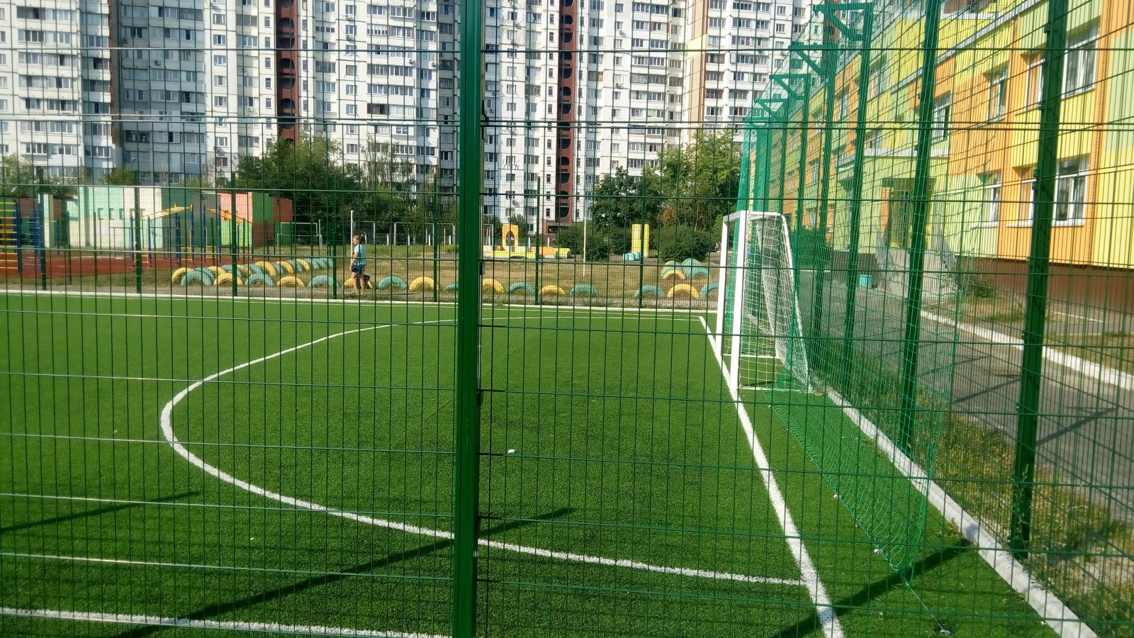 В Киеве оборудуют десятки площадок для мини-футбола
