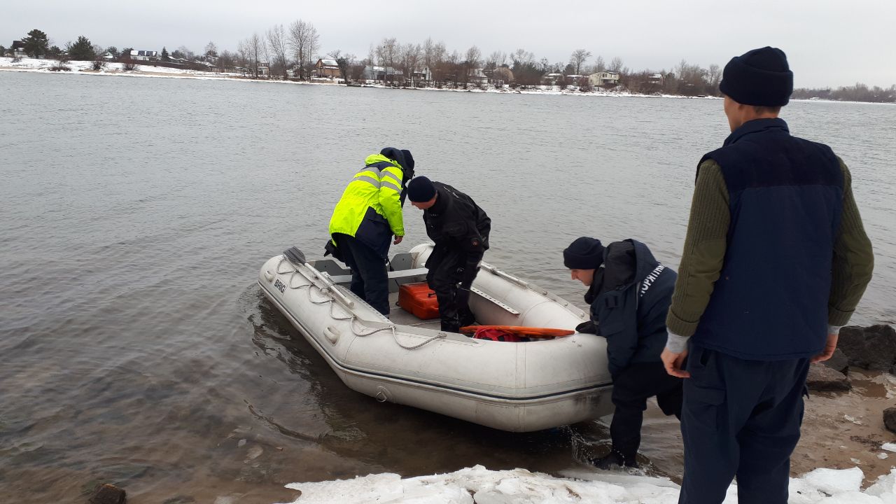 Посреди Днепра в Киеве у рыбака случился инсульт