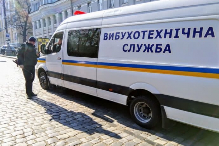 Из столичного ТРЦ экстренно вывели сотрудников