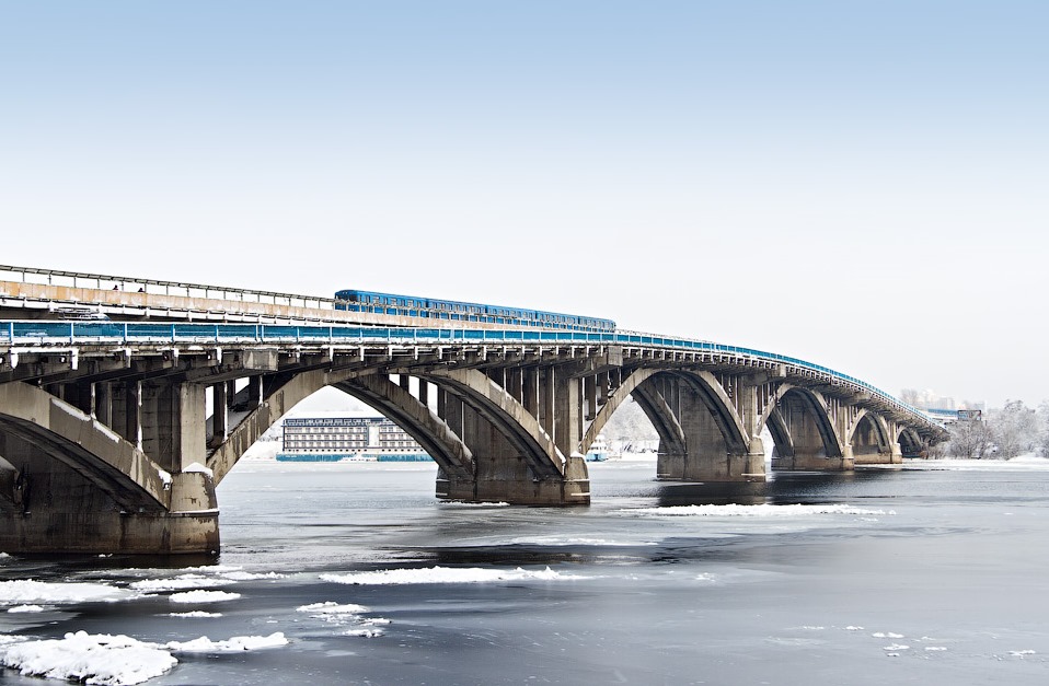 В Киеве закроют мост Метро