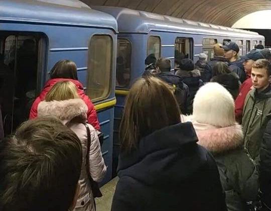 В метро пьяный пассажир упал на рельсы