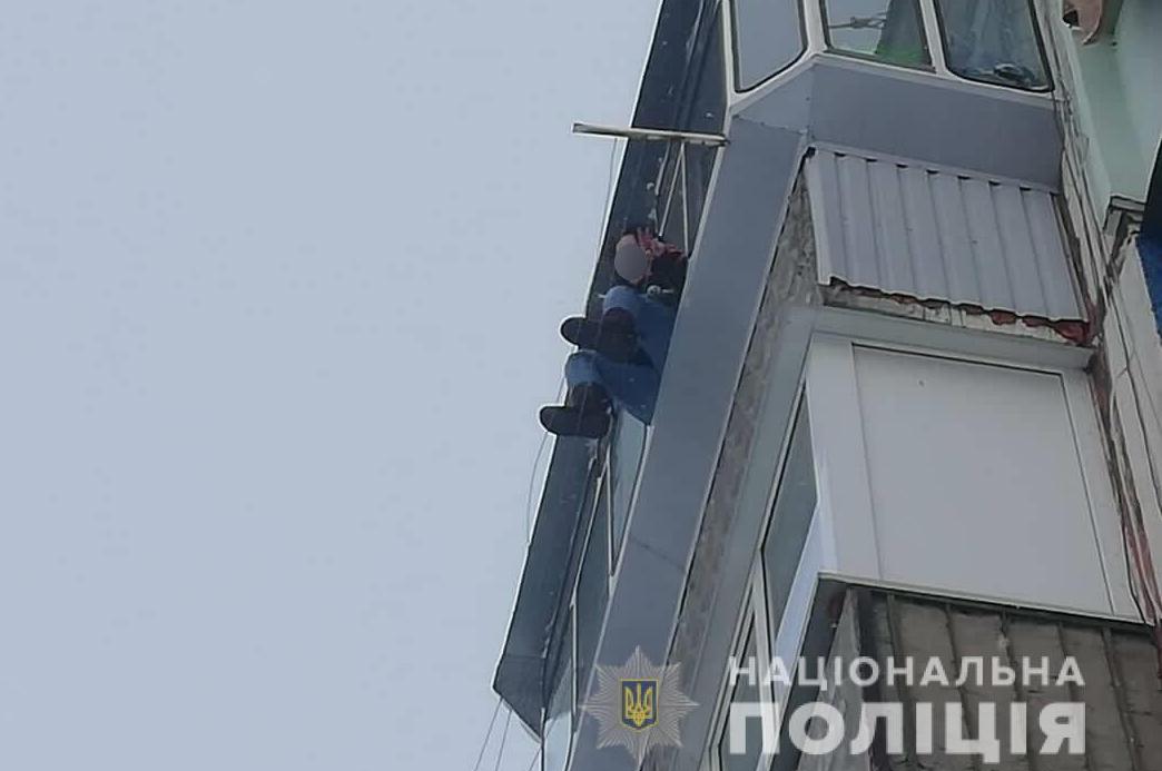 Под Киевом девушка пыталась выпрыгнуть из окна