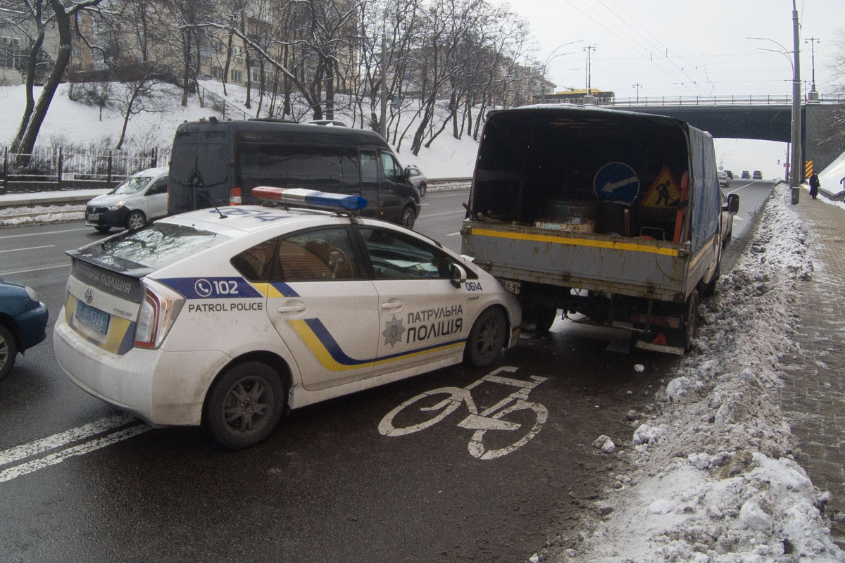 Киевские патрульные разбили Prius о грузовик