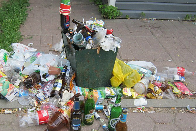 Коммунальщики собрали сотни мешков мусора после Нового года (видео)