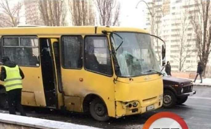 В Киеве в аварию попали маршрутки (видео)