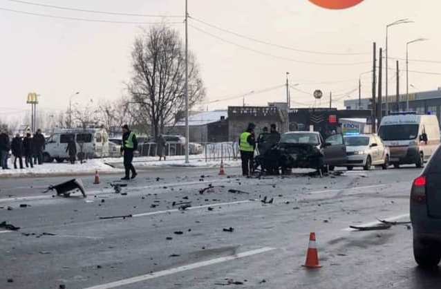 В Киеве – серьезная авария, дорогу усеяли запчасти (фото)