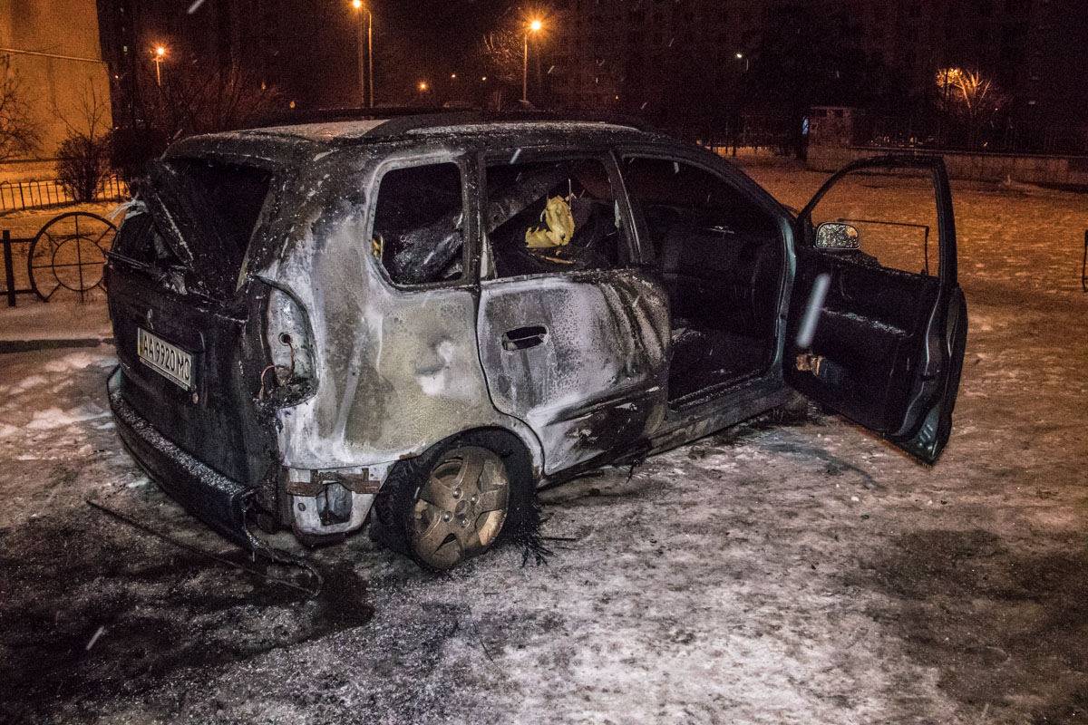 В Киеве сгорело два автомобиля