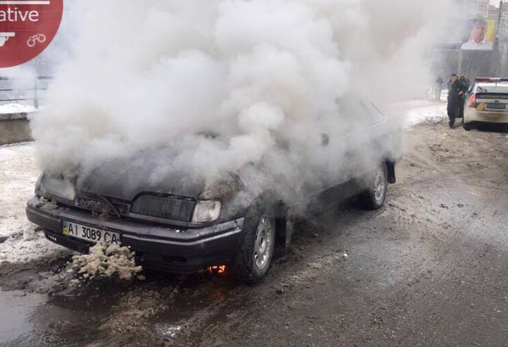 Посреди дороги в Киеве загорелся только что купленный Ford