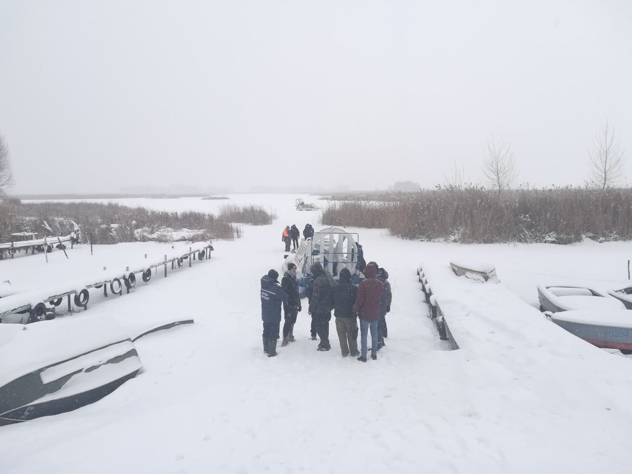 На Киевском море под лед провалился снегоход с людьми