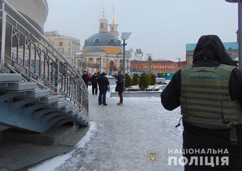 Киевлянина приковали наручниками к перилам на Почтовой площади