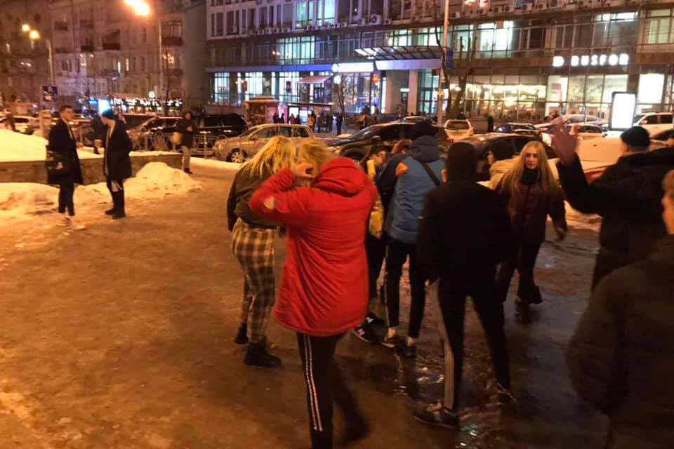 В Киеве подростки толпой избили прохожего