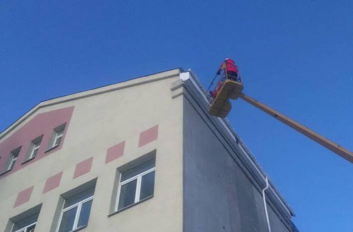 Крыши столичных школ расчищают от сосулек