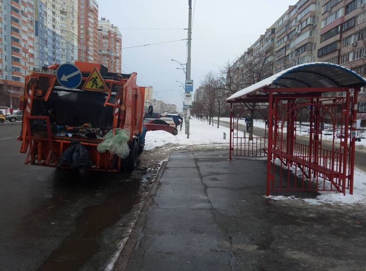 Героем парковки в Киеве стал водитель мусоровоза