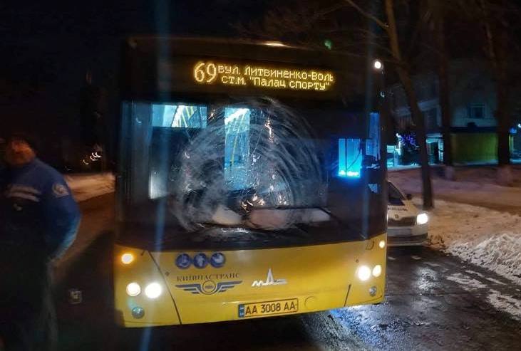 На Борщаговке пешеход-нарушитель попал под автобус
