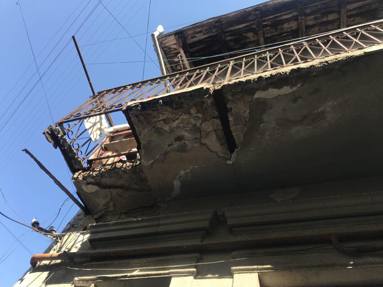 Со старинного дома в центре Киева рухнул балкон