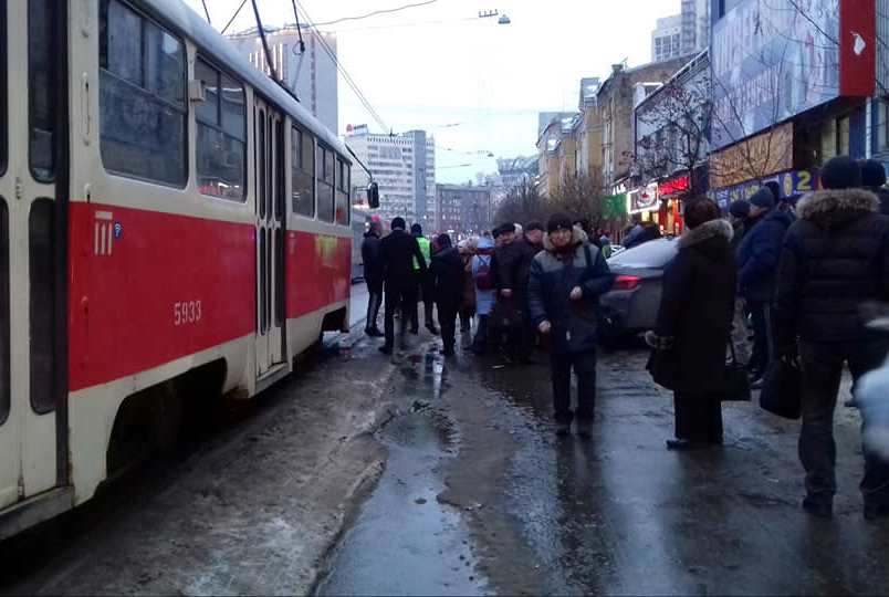 Из-за ДТП в Киеве остановились трамваи (фото)