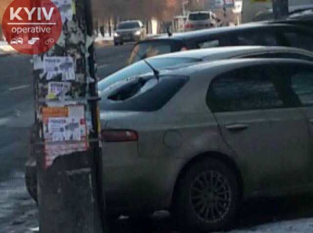 В Киеве хулиганы разбили машину брошенной из окна бутылкой