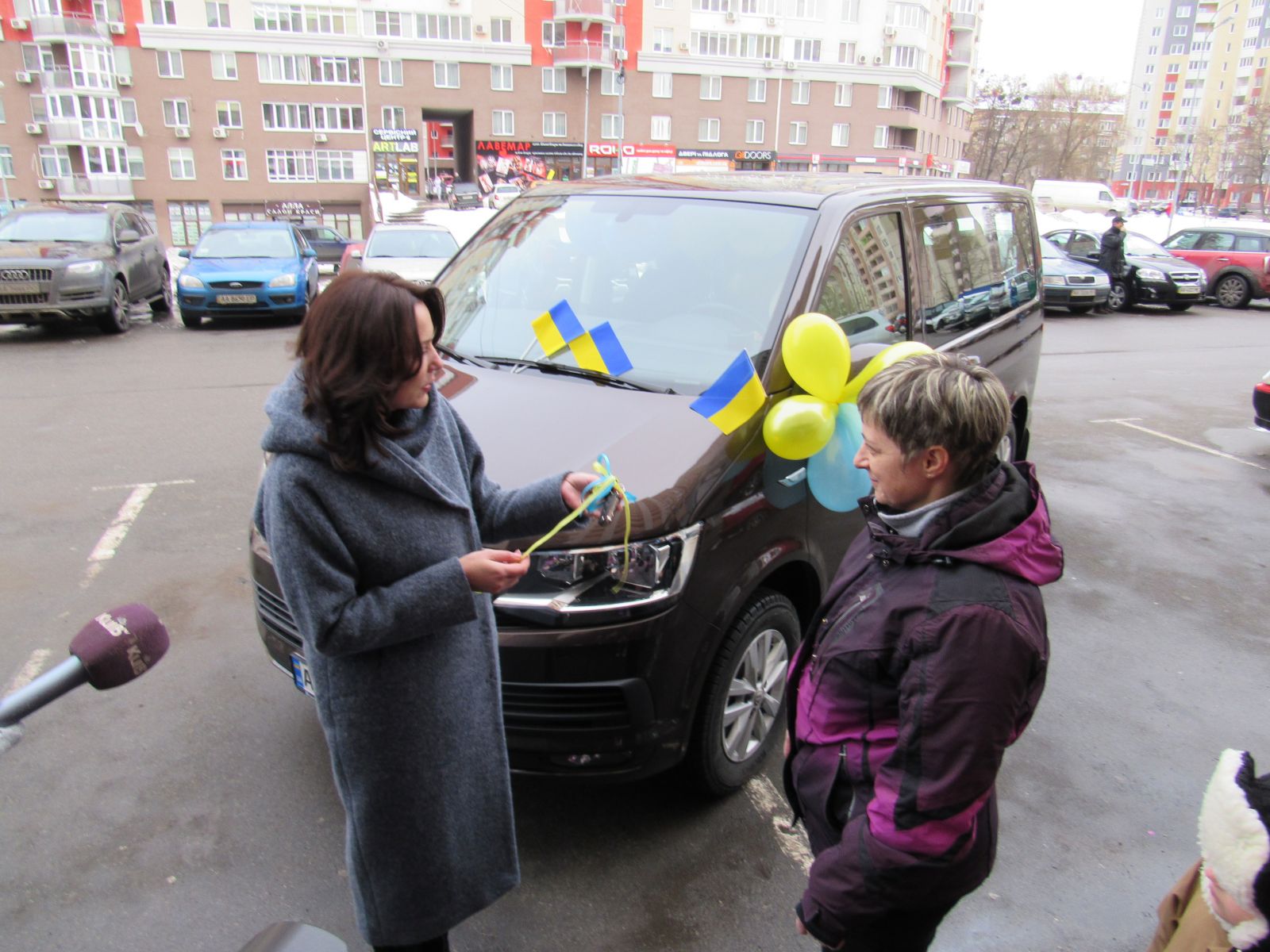 Многодетной семье из Киева подарили автомобиль