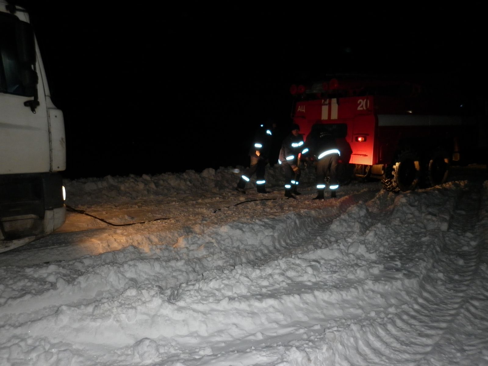 В снегу под Киевом застрял грузовик