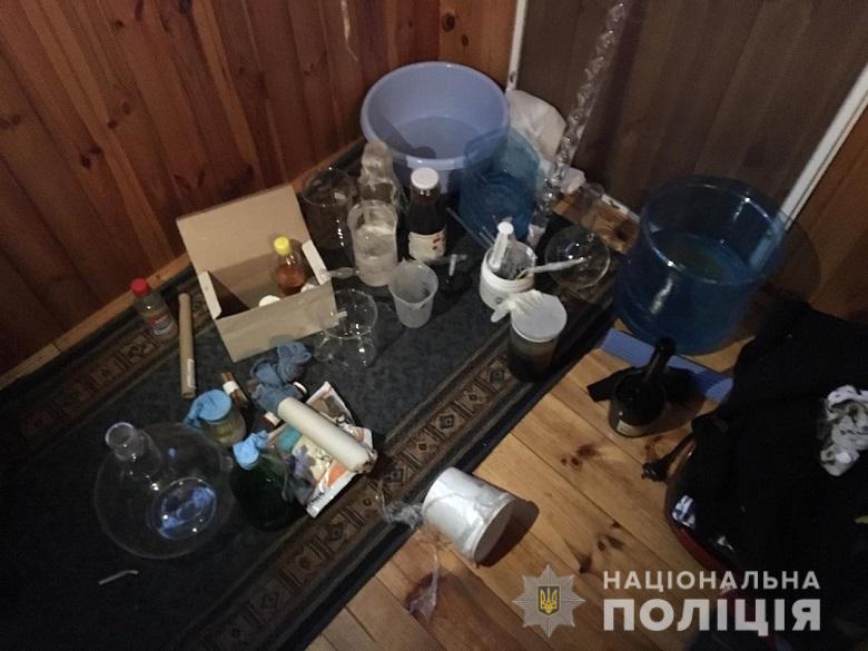 Киевский таксист устроил дома наркопритон (фото)