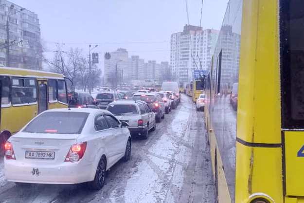 Киев замер в пробках из-за снегопада