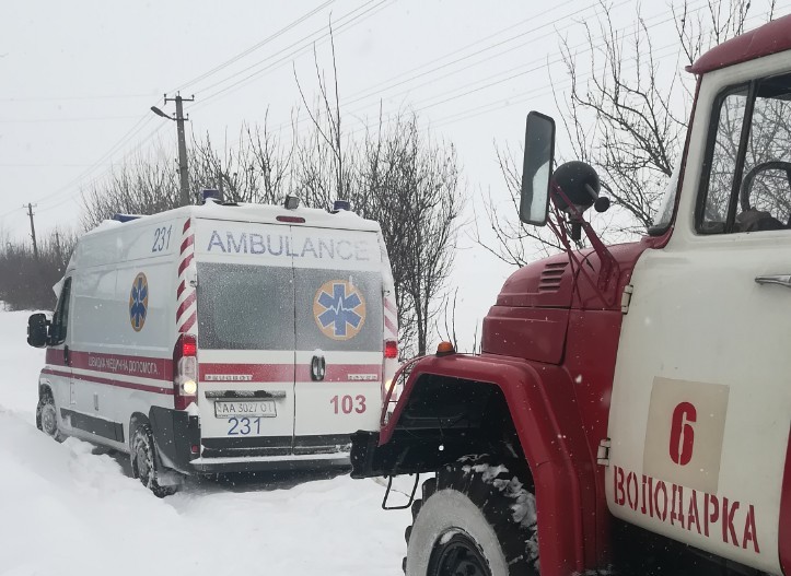 Под Киевом в снегу застряла скорая