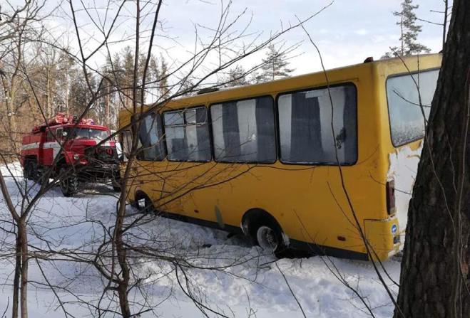 В Фастове в снегу застрял автобус