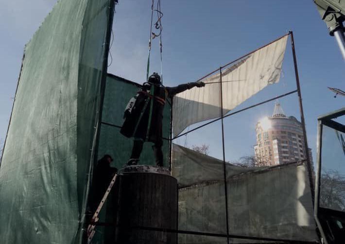 У военного лицея демонтировали памятник Суворову