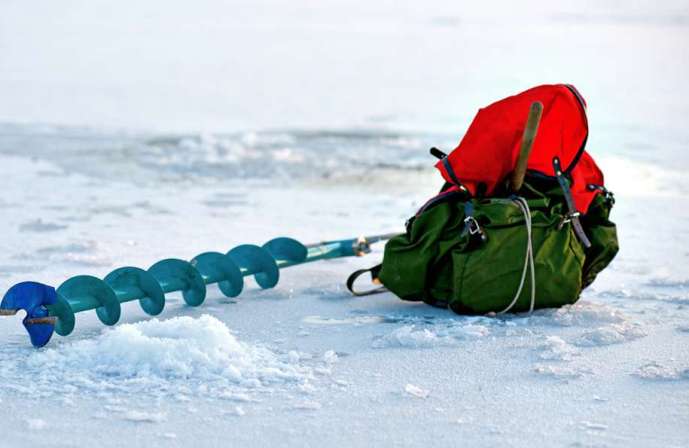 Рыбак утонул в Днепре, провалившись под лед