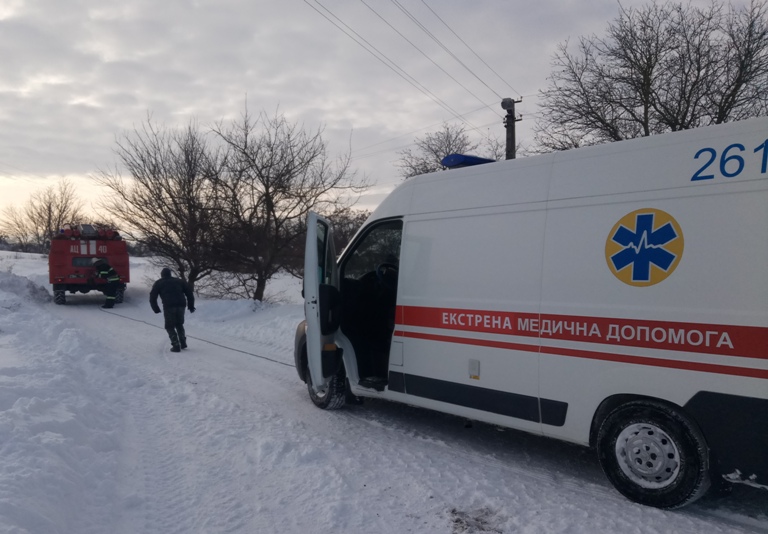Под Киевом в снегу застряла скорая с пациентом