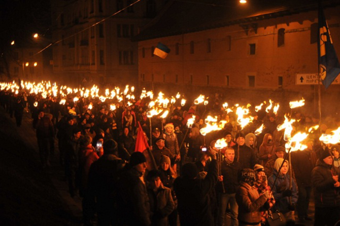 По Киеву ходили люди с факелами