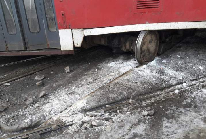 В Киеве сошедший с рельсов трамвай перегородил улицу (видео)