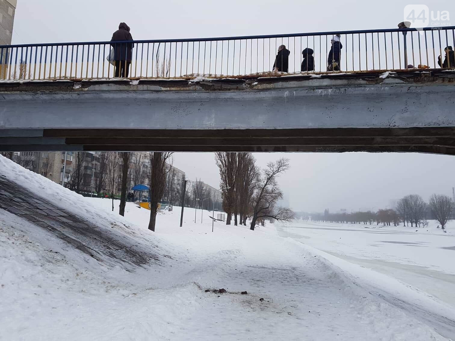 В Киеве разваливается мост