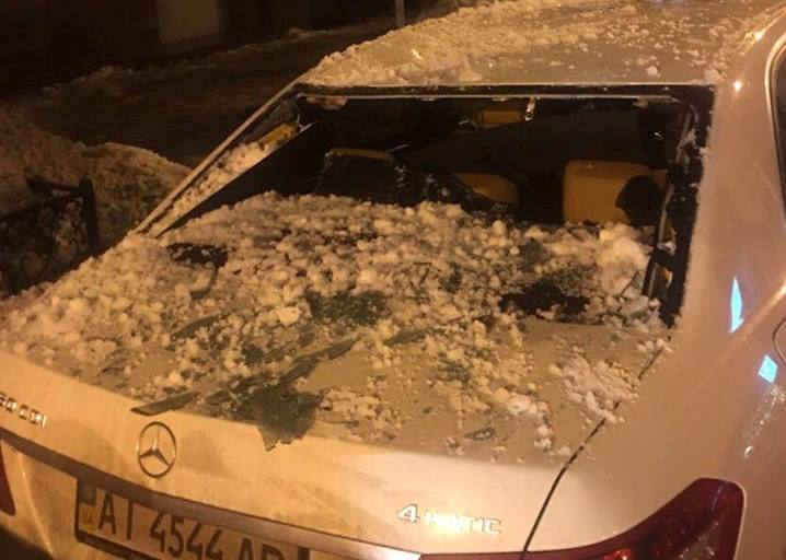 В центре Киева на машины падает лед