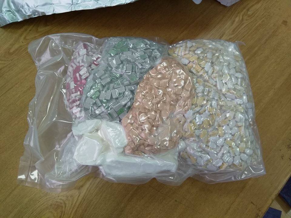 Киевские таможенники нашли в посылке пакет с кокаином